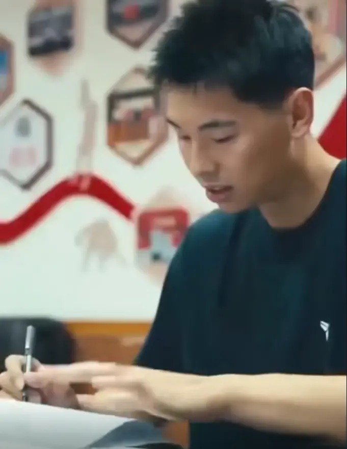 小崔高兴大, 到了会议室